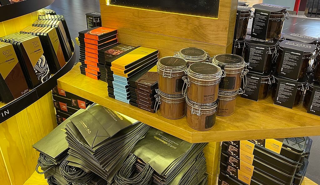 things to buy from singapore, things to buy from singapore trip, best things to buy from singapore, famous things to buy in singapore, singapore shopping items, singapore souvenirs, shopping in singapore, singapore electronics shopping, singapore chocolates, merlion souvenirs, orchid gifts singapore, singapore perfumes duty free, what to buy from singapore, singapore local products, singapore travel shopping guide