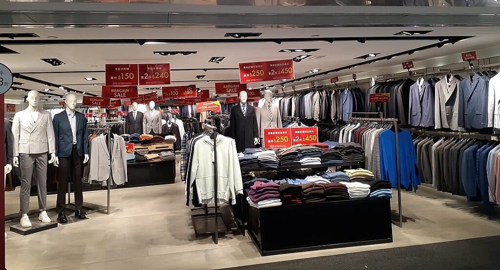 things to buy from singapore, things to buy from singapore trip, best things to buy from singapore, famous things to buy in singapore, singapore shopping items, singapore souvenirs, shopping in singapore, singapore electronics shopping, singapore chocolates, merlion souvenirs, orchid gifts singapore, singapore perfumes duty free, what to buy from singapore, singapore local products, singapore travel shopping guide