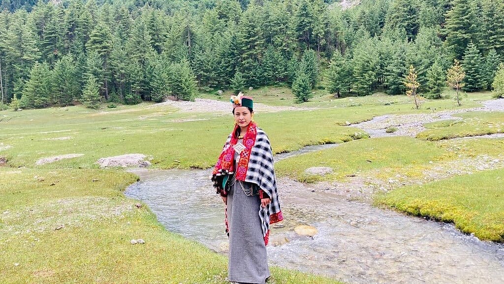 things to buy from manali, things to buy from manali trip, best things to buy from manali, famous things to buy in manali, manali shopping items, manali souvenirs, shopping in manali, himachali woollen clothes, kullu shawls, tibetan handicrafts manali, manali dry fruits, wooden handicrafts manali, himachali caps, what to buy from manali