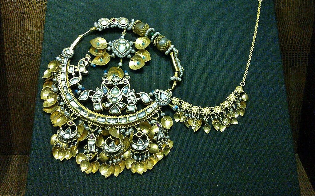 things to buy from manali, things to buy from manali trip, best things to buy from manali, famous things to buy in manali, manali shopping items, manali souvenirs, shopping in manali, himachali woollen clothes, kullu shawls, tibetan handicrafts manali, manali dry fruits, wooden handicrafts manali, himachali caps, what to buy from manali