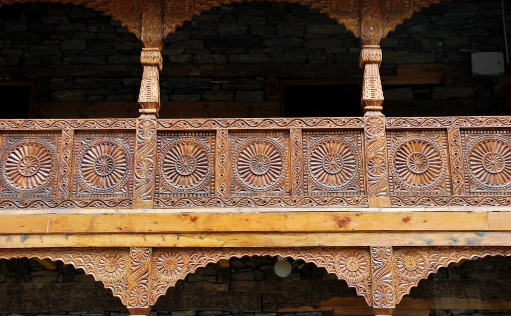 things to buy from manali, things to buy from manali trip, best things to buy from manali, famous things to buy in manali, manali shopping items, manali souvenirs, shopping in manali, himachali woollen clothes, kullu shawls, tibetan handicrafts manali, manali dry fruits, wooden handicrafts manali, himachali caps, what to buy from manali